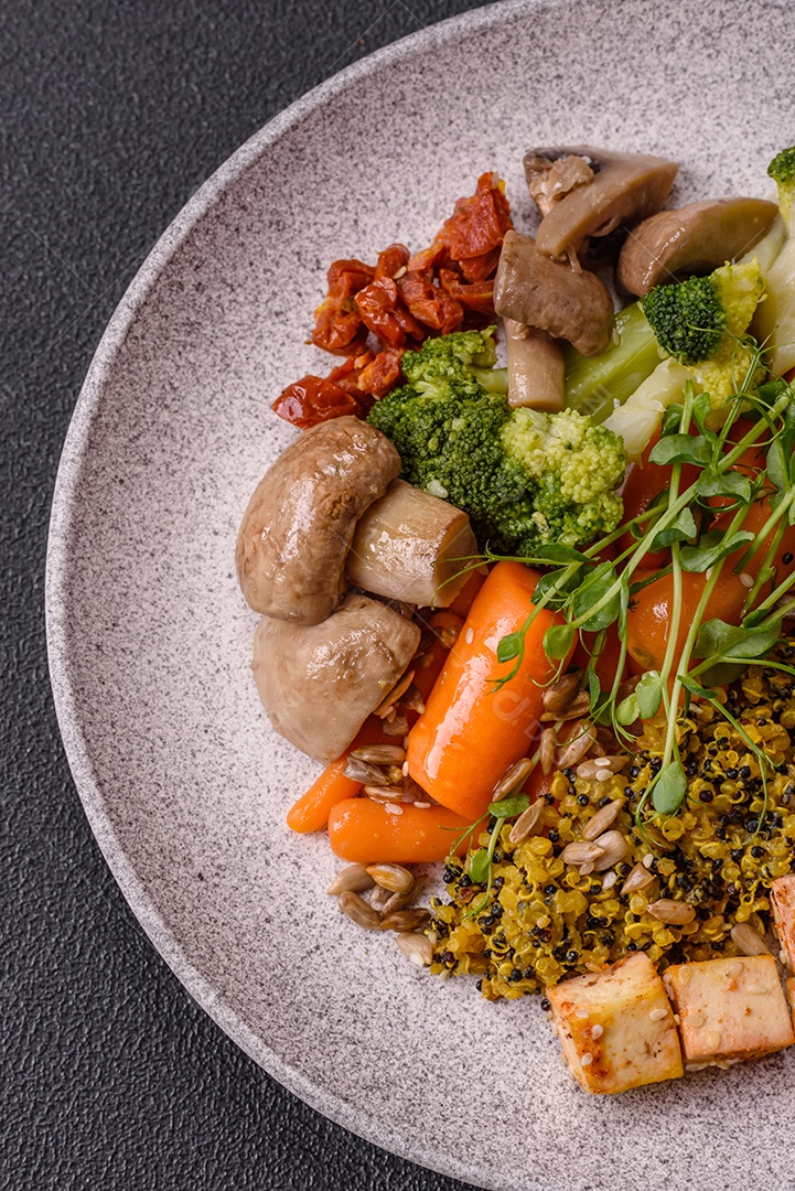 A imagem mostra um prato de comida saudável que parece ser uma salada de quinoa ou buddha bowl.