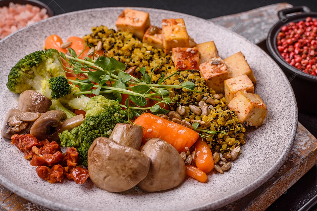 A imagem mostra um prato de comida saudável que parece ser uma salada de quinoa ou buddha bowl.