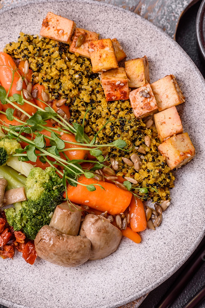A imagem mostra um prato de comida saudável que parece ser uma salada de quinoa ou buddha bowl.