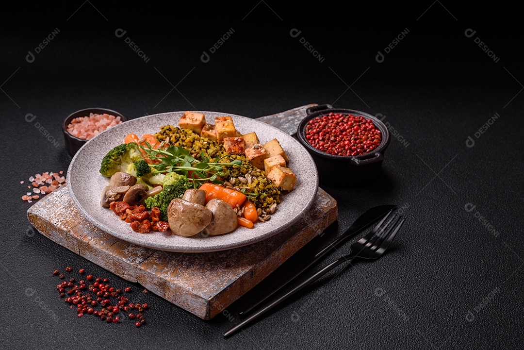 A imagem mostra um prato de comida saudável que parece ser uma salada de quinoa ou buddha bowl.