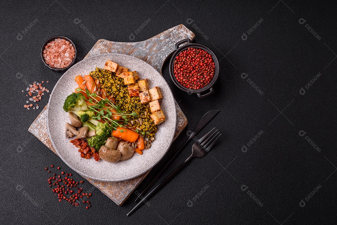 A imagem mostra um prato de comida saudável que parece ser uma salada de quinoa ou buddha bowl.