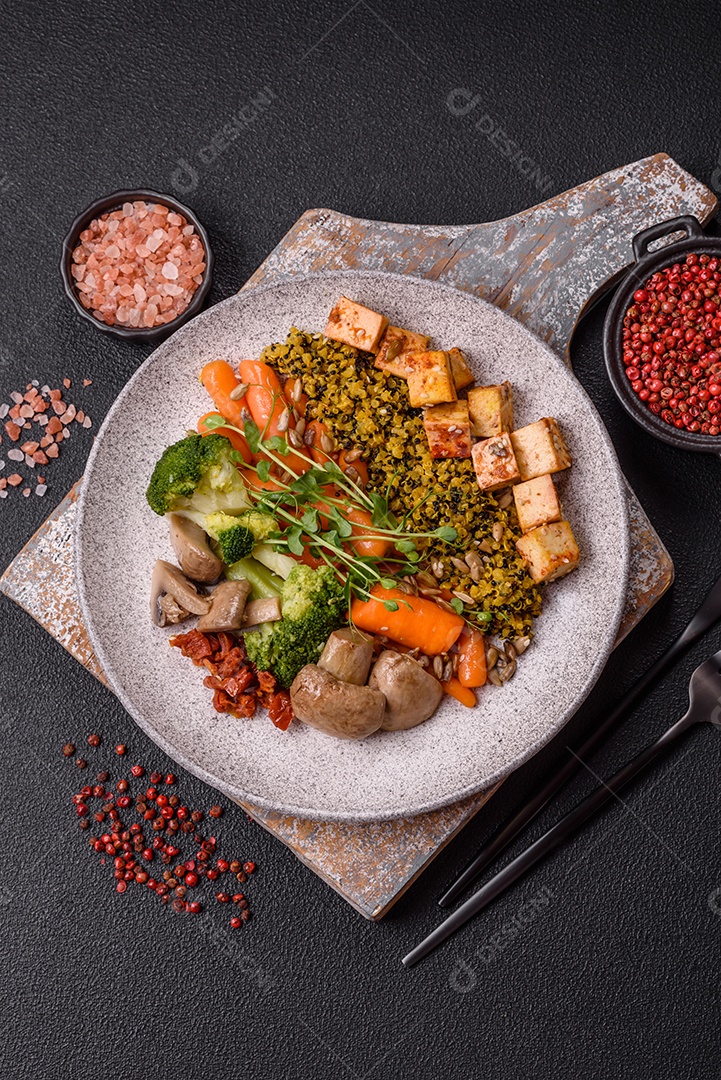 A imagem mostra um prato de comida saudável que parece ser uma salada de quinoa ou buddha bowl.