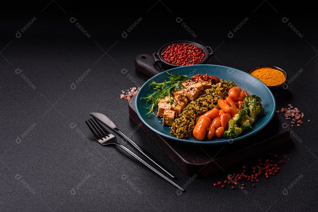 A imagem mostra um prato de comida saudável que parece ser uma salada de quinoa ou buddha bowl.