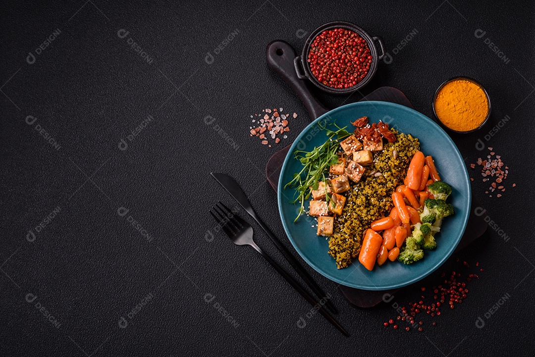A imagem mostra um prato de comida saudável que parece ser uma salada de quinoa ou buddha bowl.