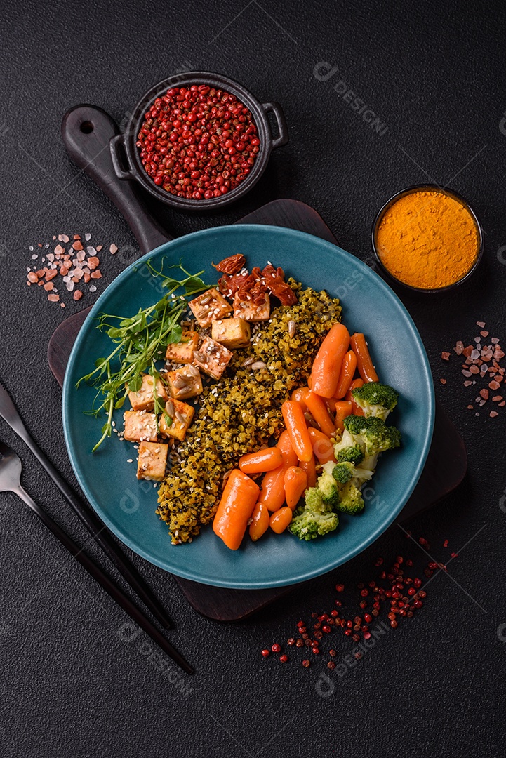 A imagem mostra um prato de comida saudável que parece ser uma salada de quinoa ou buddha bowl.