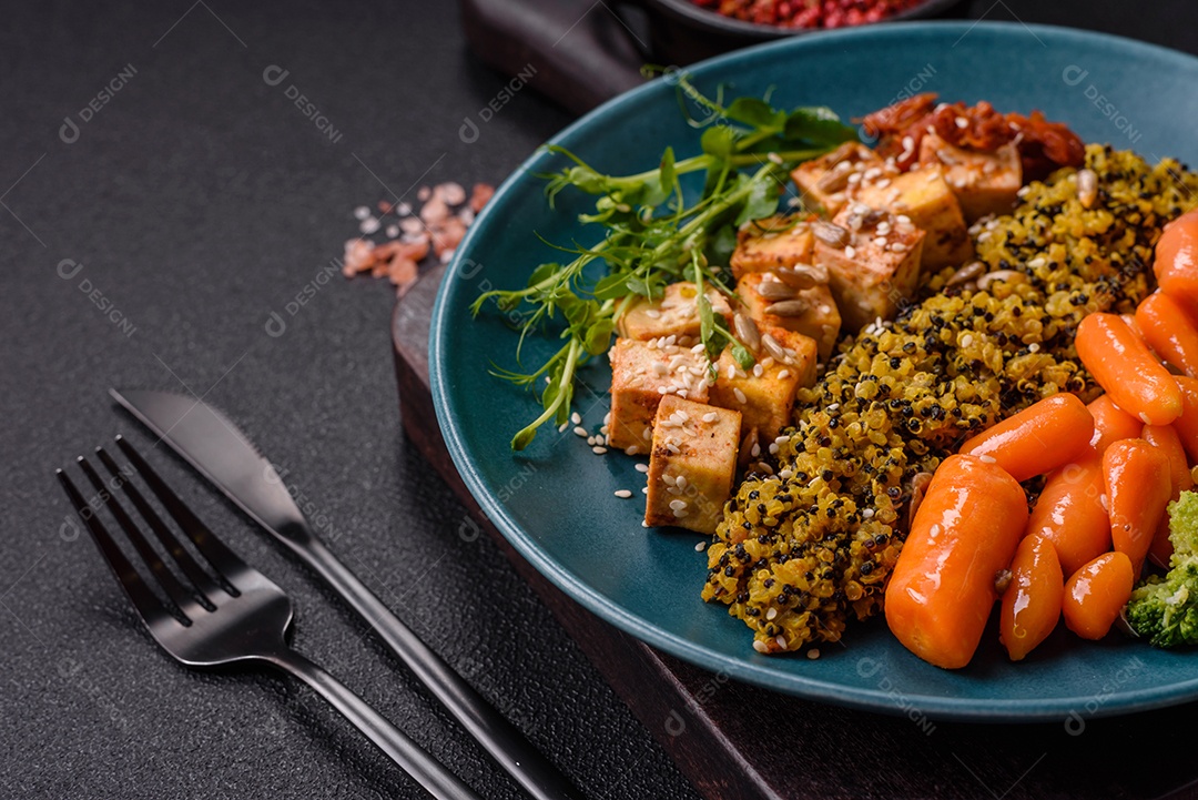 A imagem mostra um prato de comida saudável que parece ser uma salada de quinoa ou buddha bowl.