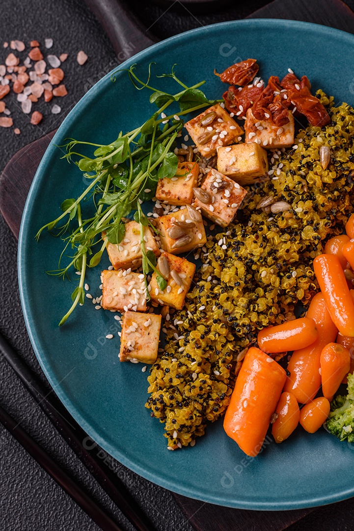 A imagem mostra um prato de comida saudável que parece ser uma salada de quinoa ou buddha bowl.