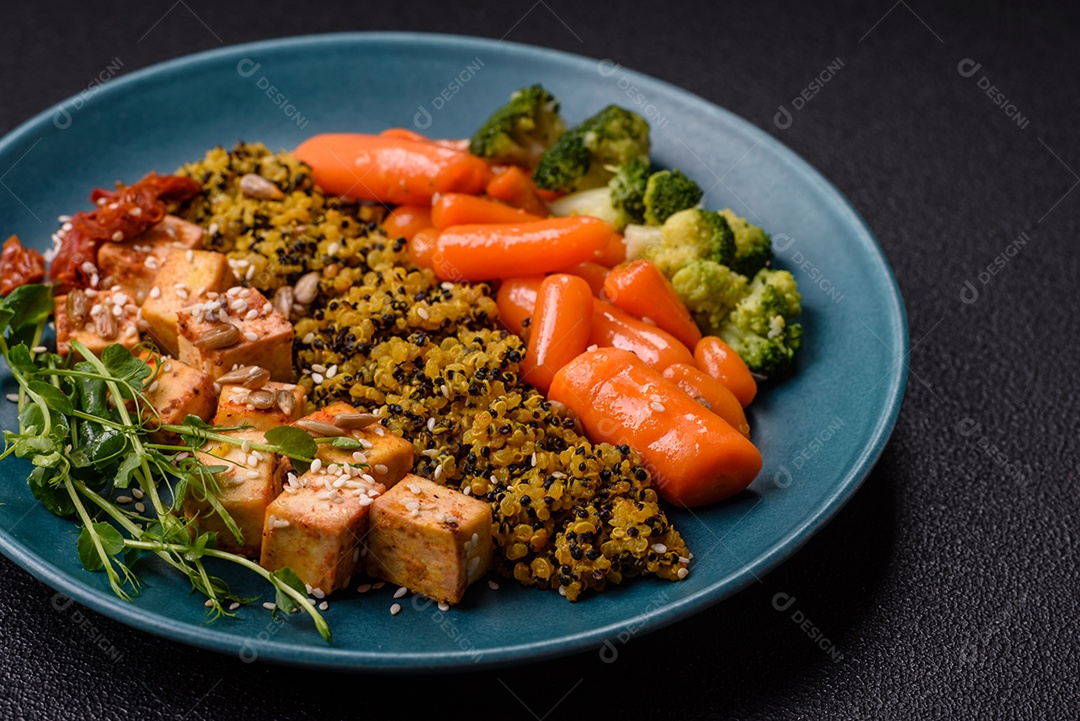 A imagem mostra um prato de comida saudável que parece ser uma salada de quinoa ou buddha bowl.