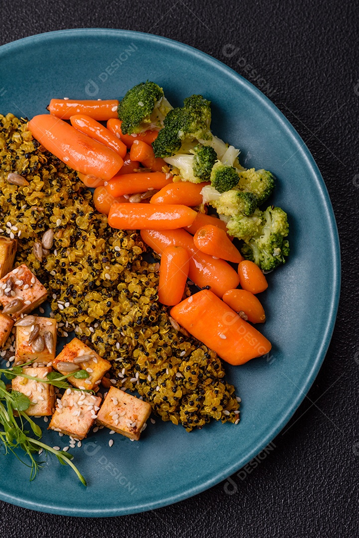 A imagem mostra um prato de comida saudável que parece ser uma salada de quinoa ou buddha bowl.