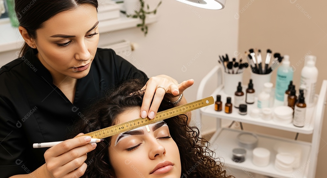 Lindas mulheres em procedimento de beleza comum para sobrancelhas.