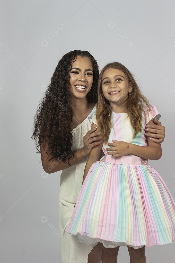 Linda jovem ao lado de bonita criança