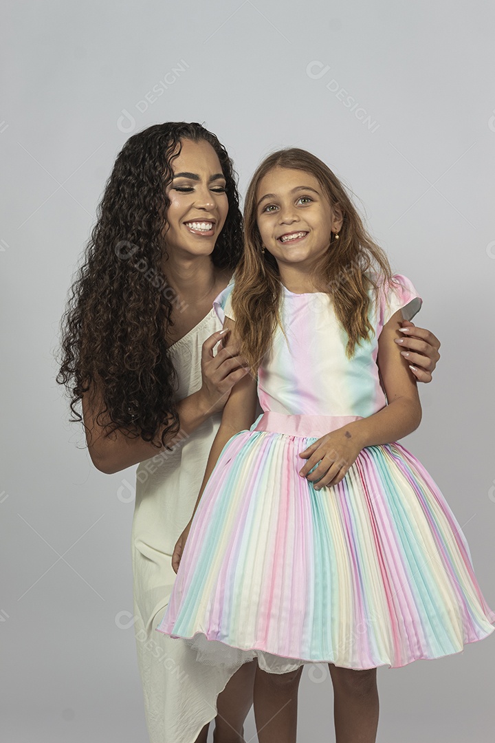 Linda jovem ao lado de bonita criança