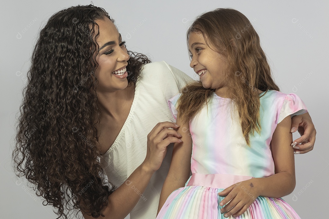 Linda jovem ao lado de bonita criança