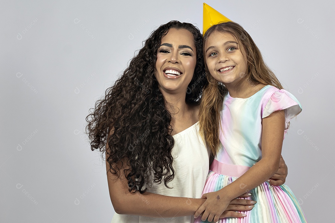 Linda mulher jovem morena ao lado de bonita garotinha fundo isolado