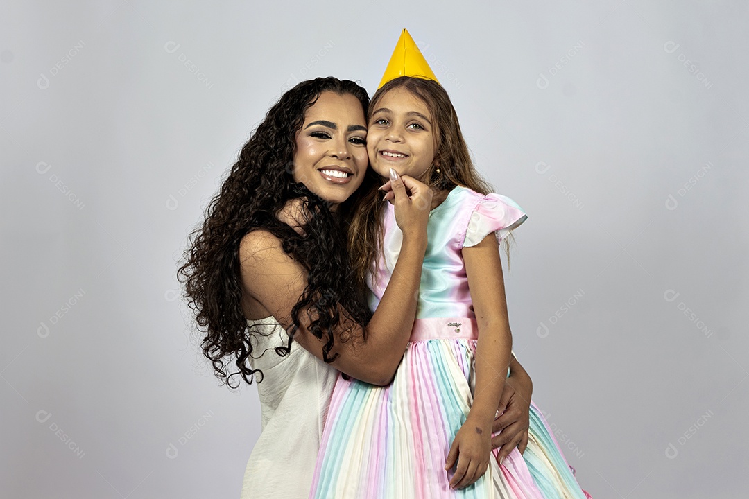 Linda mulher jovem morena ao lado de bonita garotinha fundo isolado