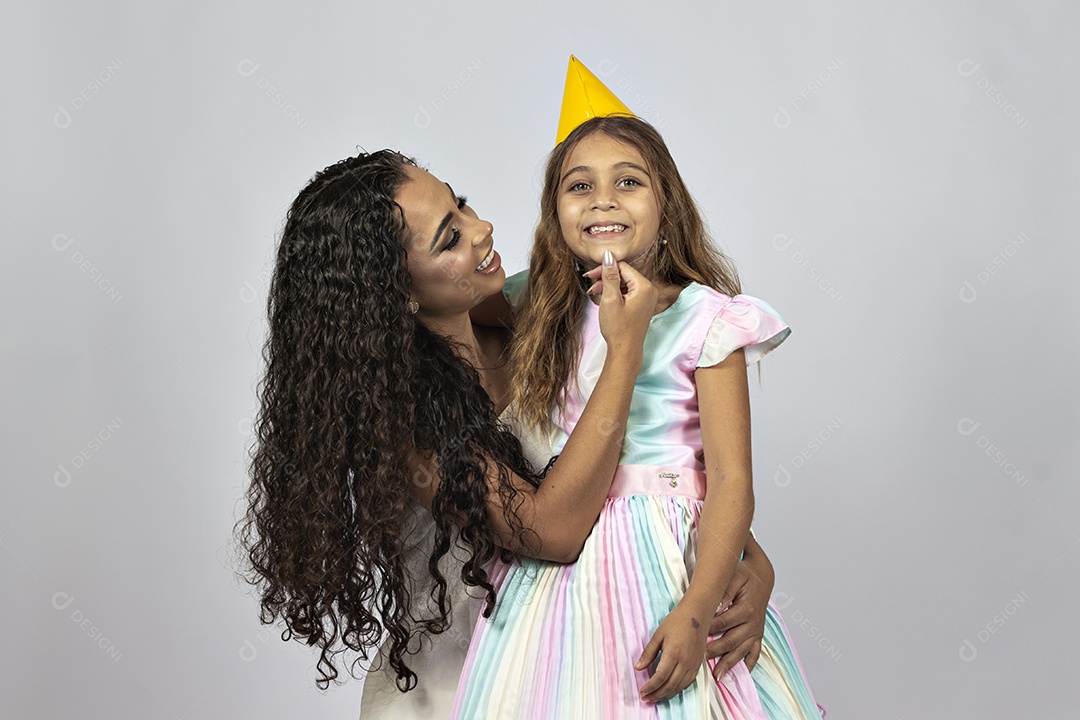 Linda mulher jovem morena ao lado de bonita garotinha fundo isolado