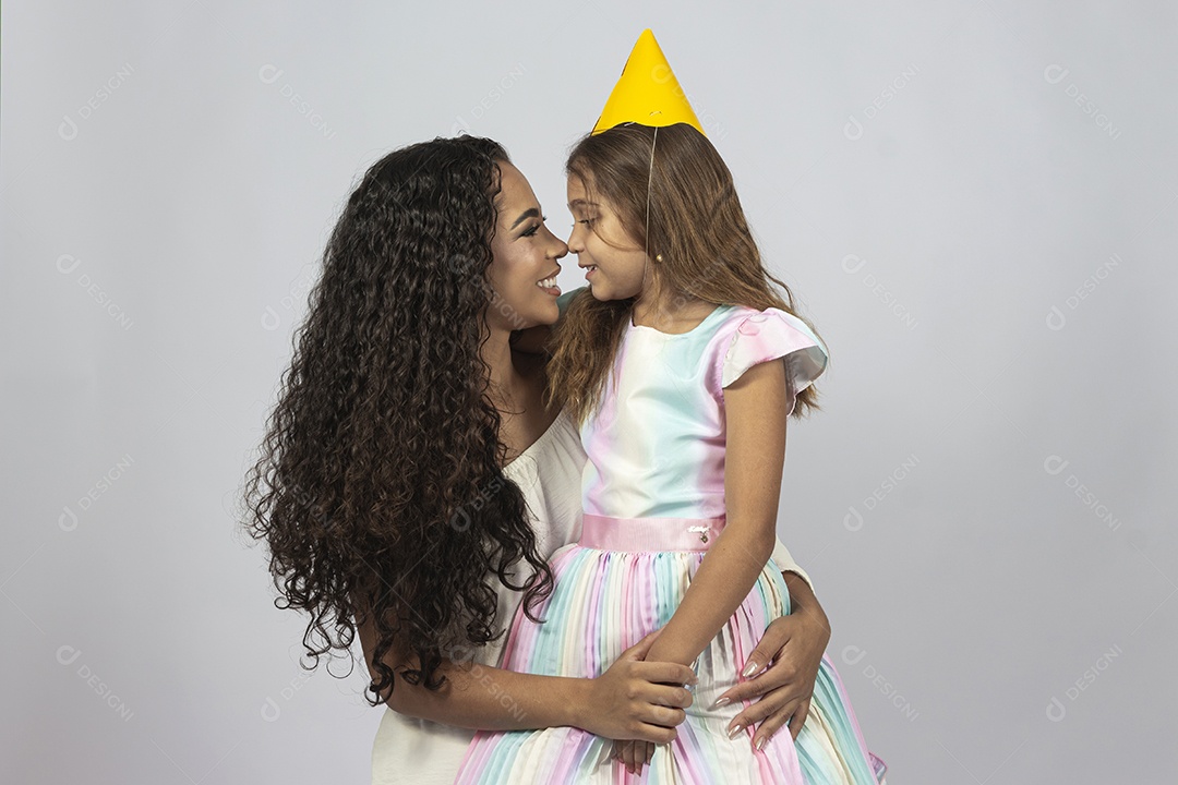 Linda mulher jovem morena ao lado de bonita garotinha fundo isolado