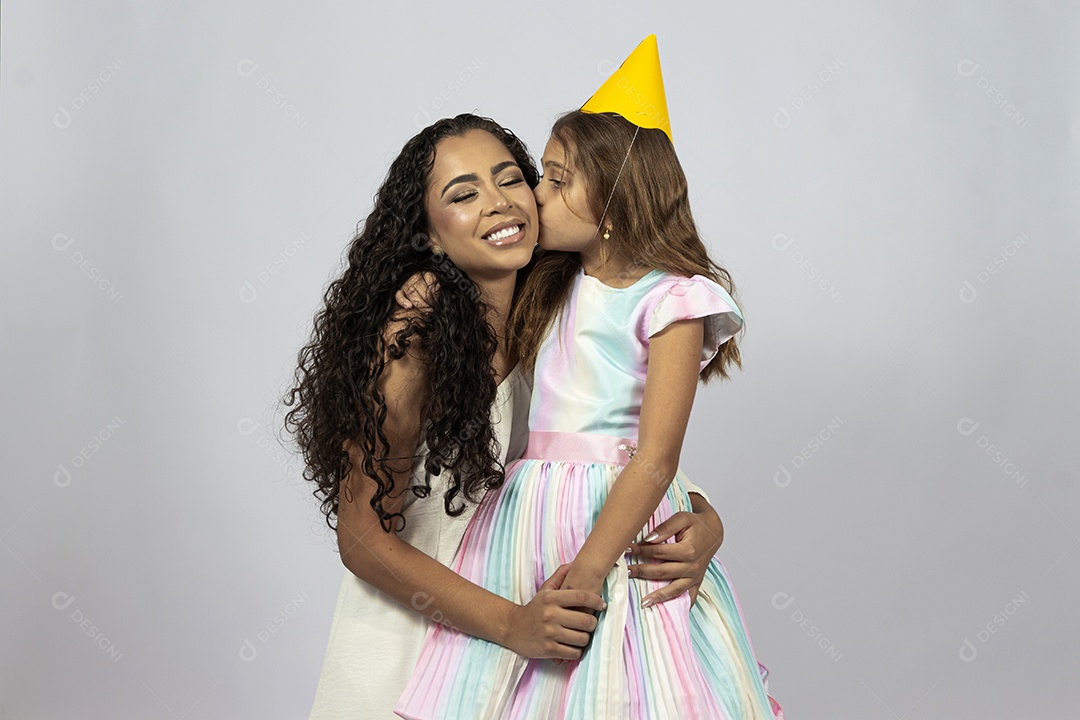 Linda mulher jovem morena ao lado de bonita garotinha fundo isolado