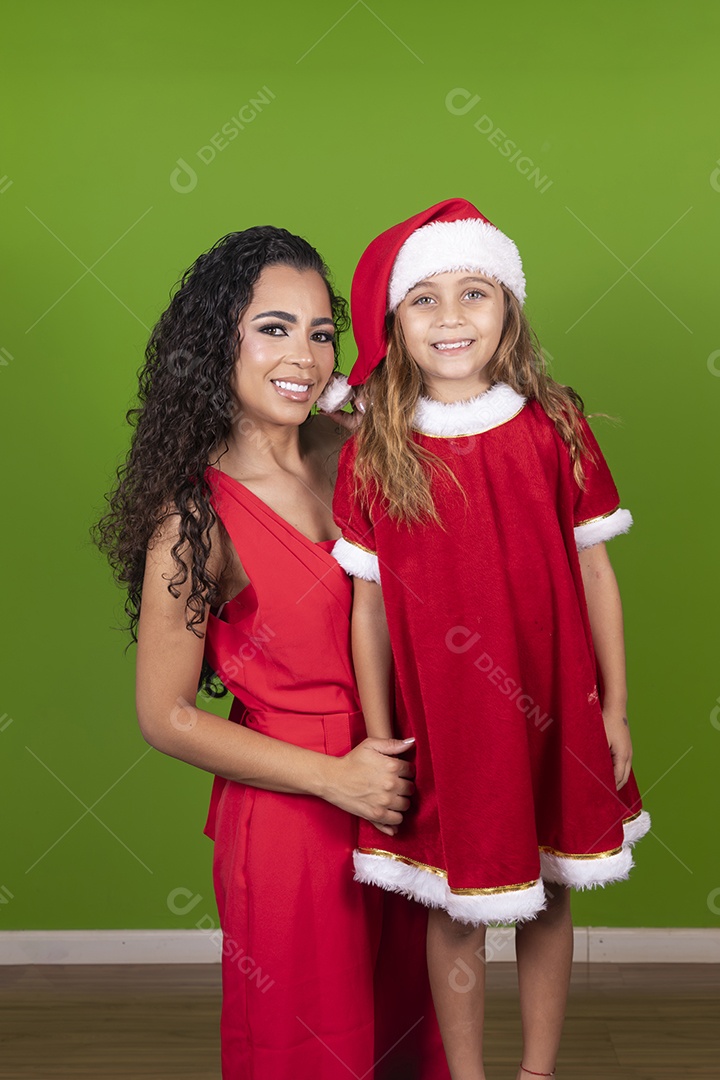 Linda mulher jovem morena ao lado de bonita garotinha usando roupas típicas natalina