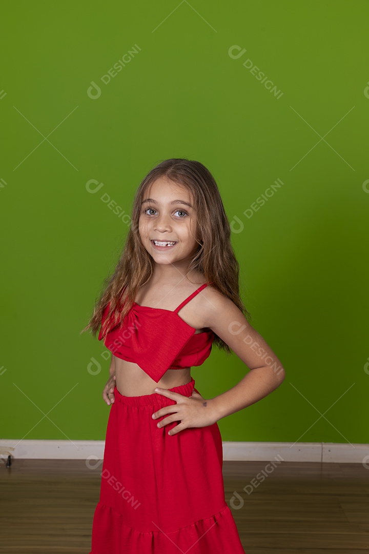 Linda garotinha feliz sobre fundo isolado