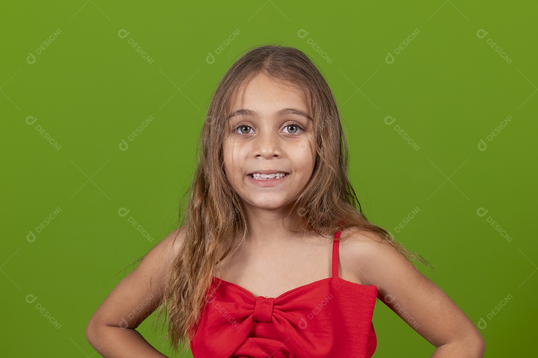 Linda garotinha feliz sobre fundo isolado