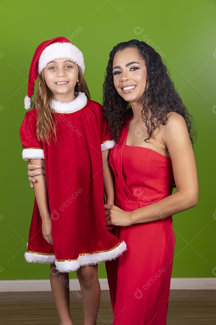 Linda mulher jovem morena ao lado de bonita garotinha usando roupas típicas natalina