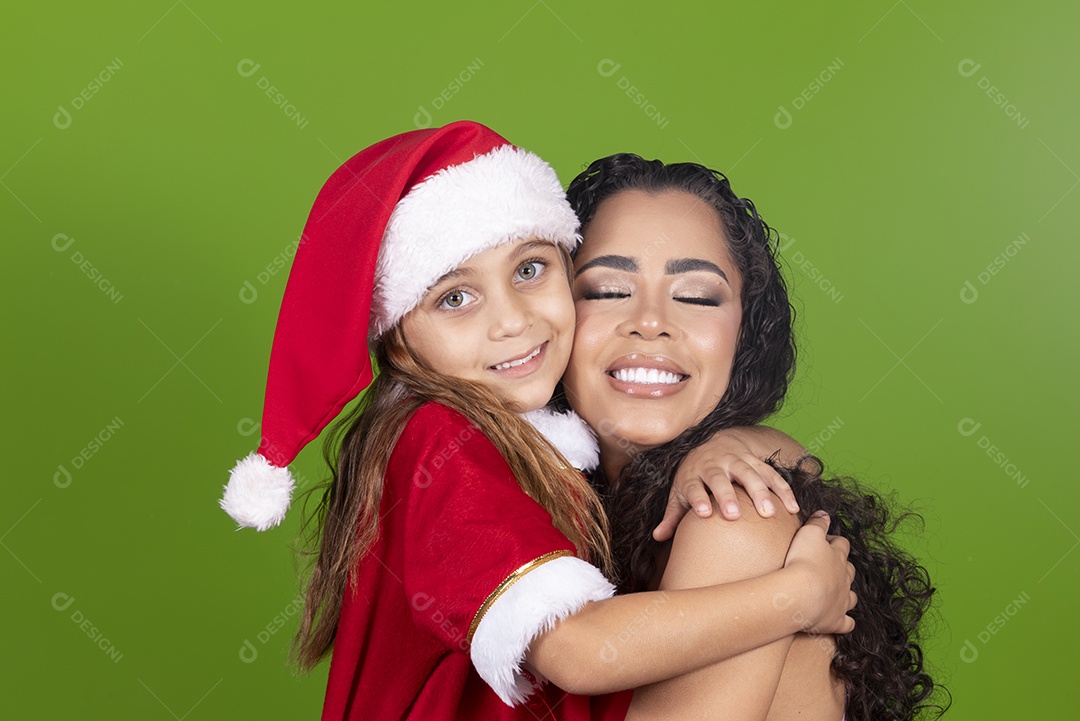 Linda mulher jovem morena ao lado de bonita garotinha usando roupas típicas natalina