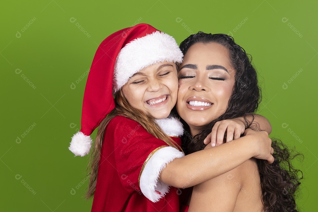 Linda mulher jovem morena ao lado de bonita garotinha usando roupas típicas natalina