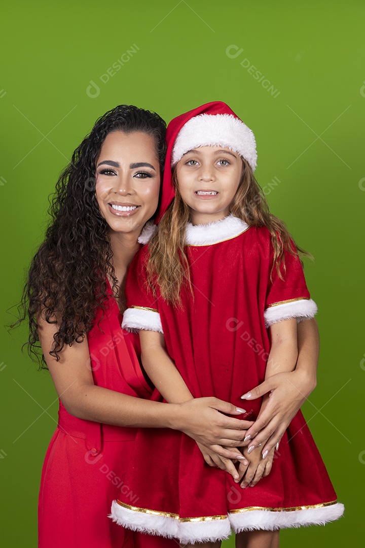 Linda mulher jovem morena ao lado de bonita garotinha usando roupas típicas natalina