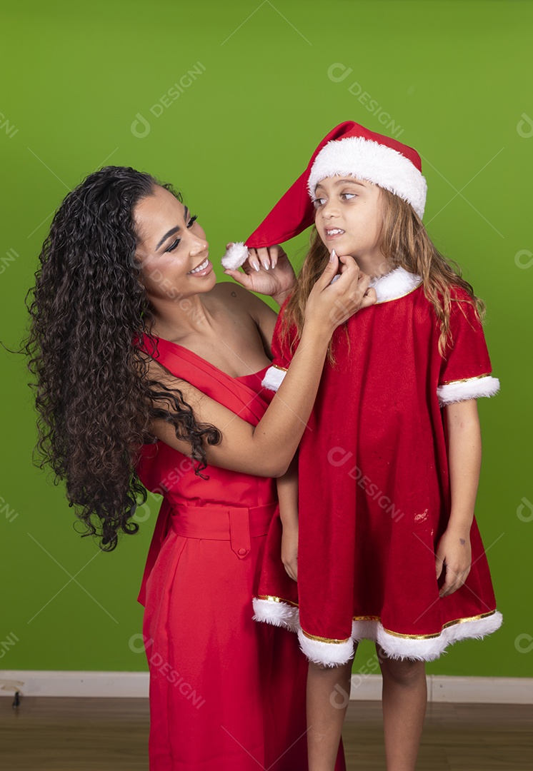 Linda mulher jovem morena ao lado de bonita garotinha usando roupas típicas natalina