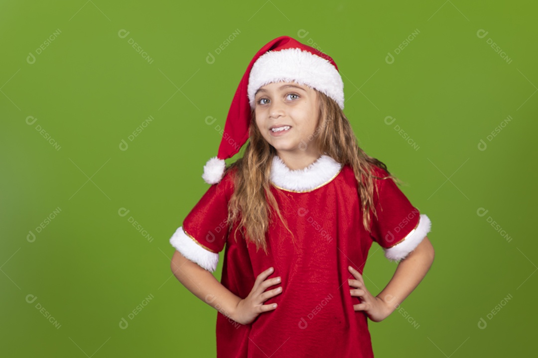 Linda garotinha feliz usando gorro do papai noel sobre fundo isolado