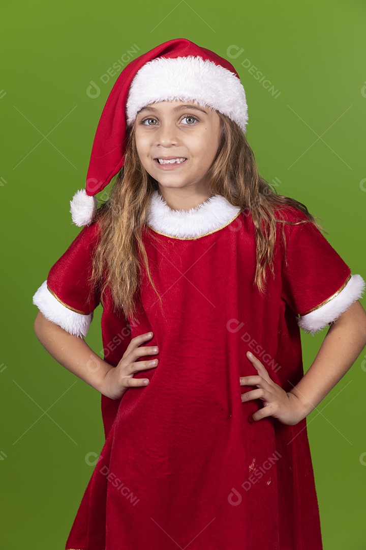 Linda garotinha feliz usando gorro do papai noel sobre fundo isolado