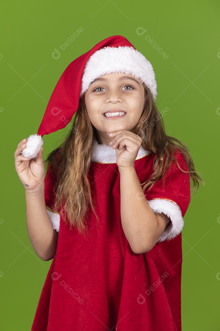 Linda garotinha feliz usando gorro do papai noel sobre fundo isolado
