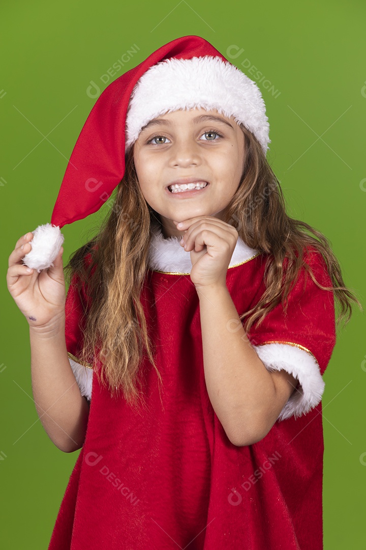 Linda garotinha feliz usando gorro do papai noel sobre fundo isolado