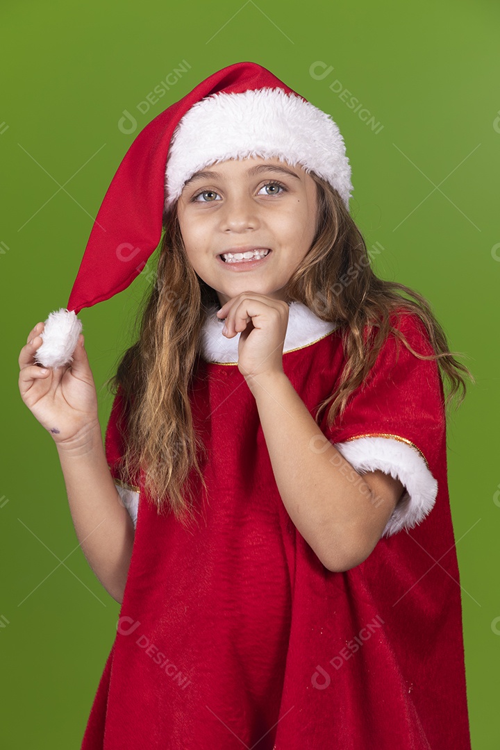 Linda garotinha feliz usando gorro do papai noel sobre fundo isolado