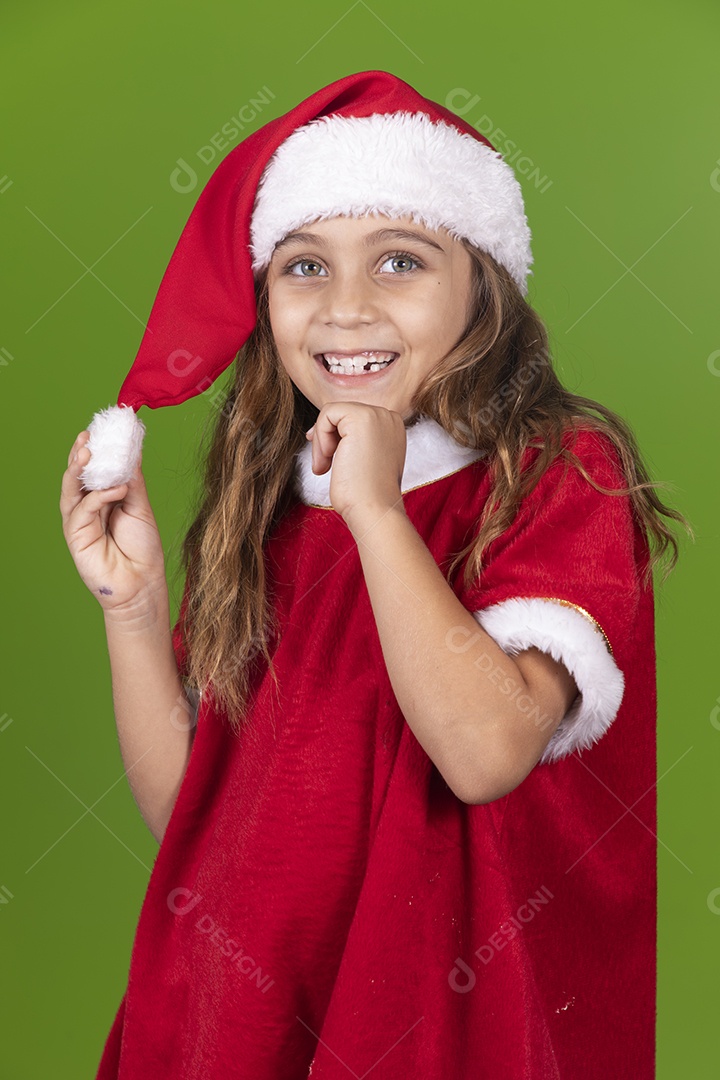 Linda garotinha feliz usando gorro do papai noel segurando Panetone
