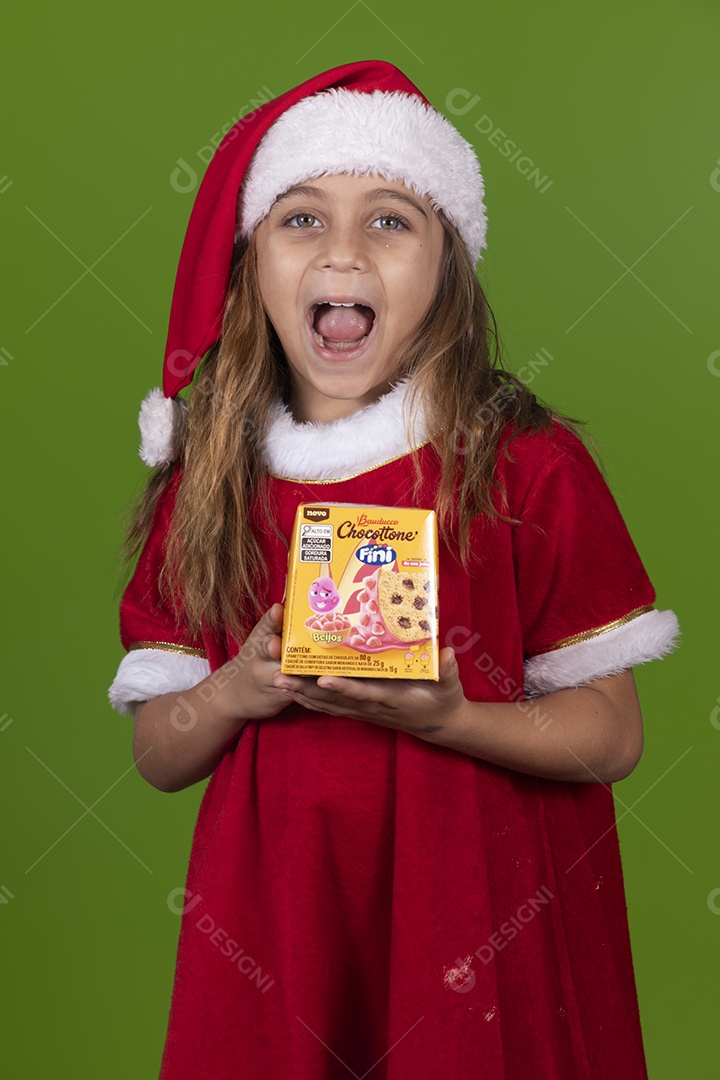 Linda garotinha feliz usando gorro do papai noel segurando Panetone