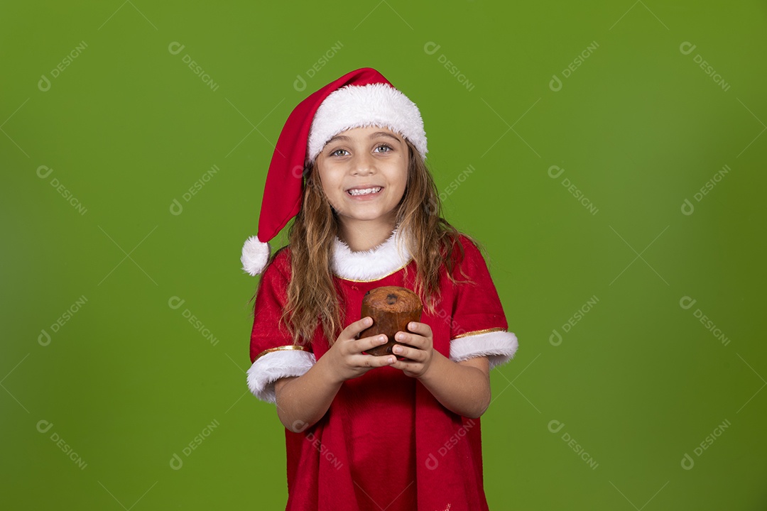 Linda garotinha feliz usando gorro do papai noel sobre fundo isolado
