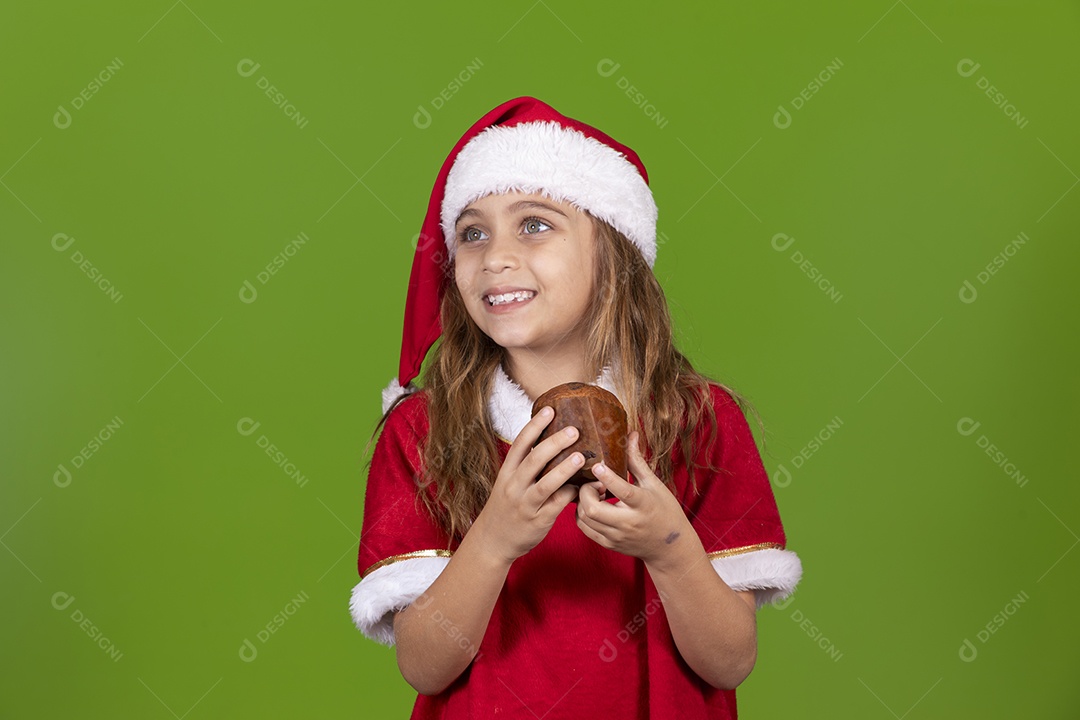 Linda garotinha feliz usando gorro do papai noel sobre fundo isolado