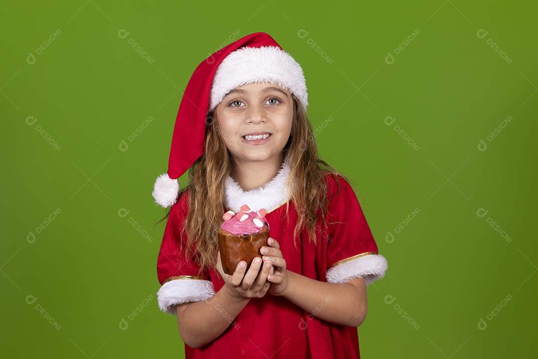 Linda garotinha feliz usando gorro do papai noel sobre fundo isolado