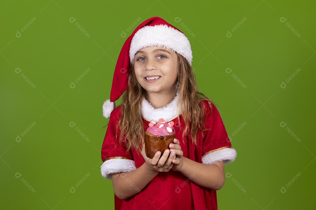 Linda garotinha feliz usando gorro do papai noel sobre fundo isolado