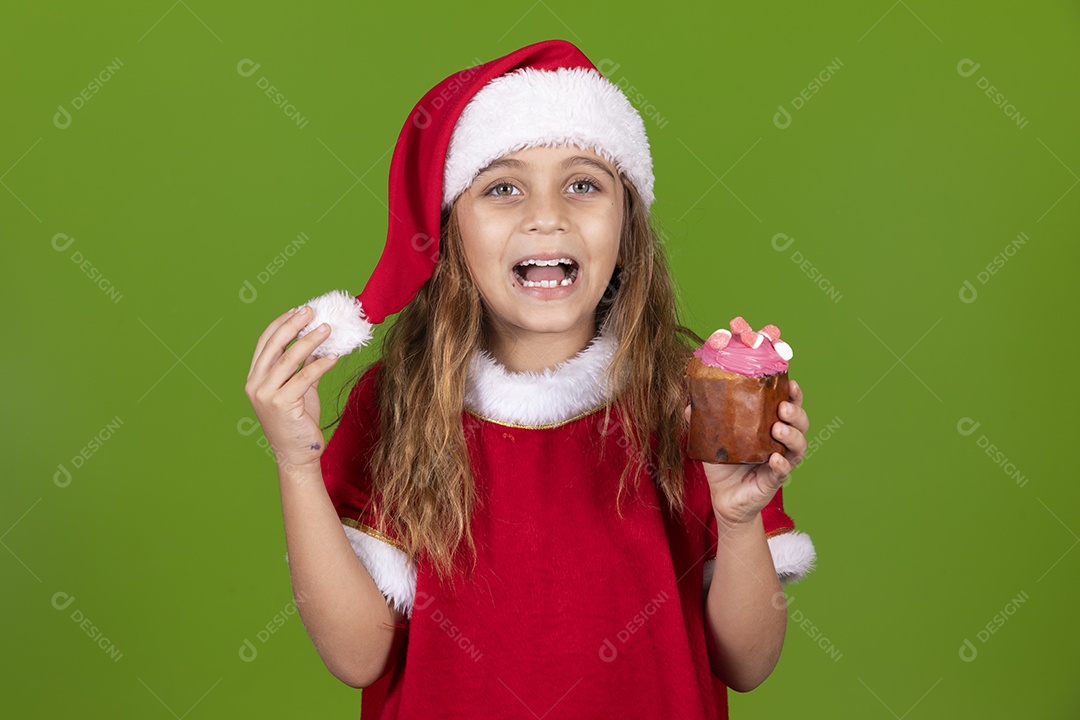 Linda garotinha feliz usando gorro do papai noel sobre fundo isolado
