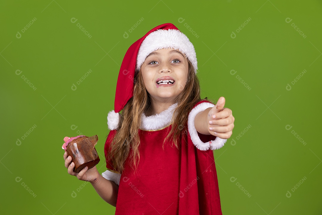 Linda garotinha feliz usando gorro do papai noel sobre fundo isolado