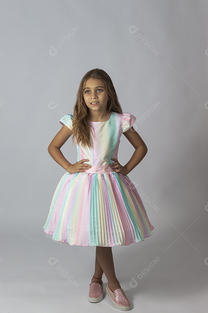 Linda garotinha feliz sobre fundo isolado branco