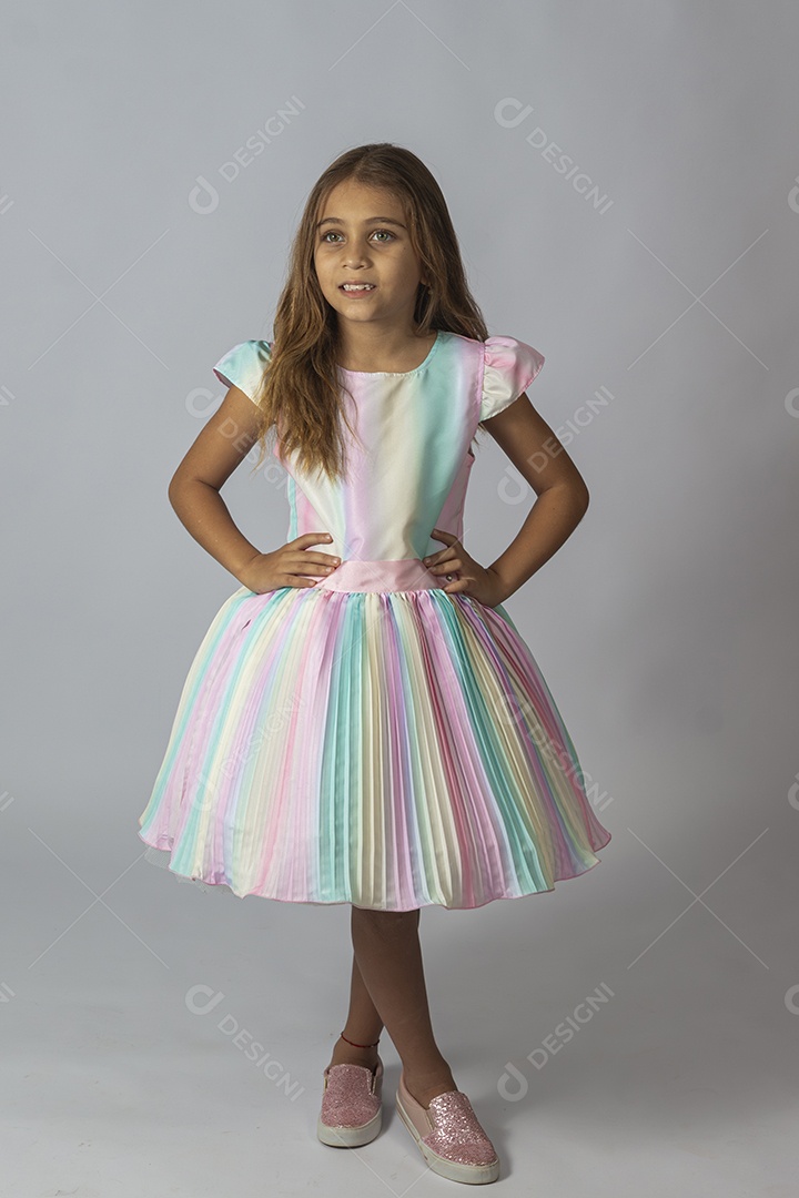 Linda garotinha feliz sobre fundo isolado branco