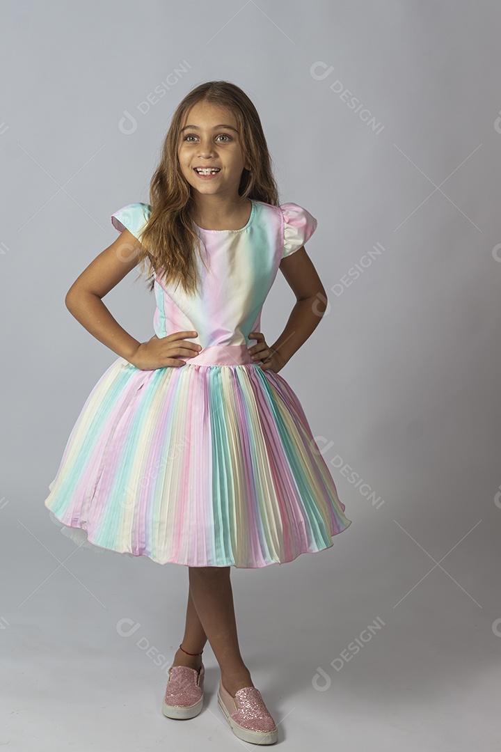 Linda garotinha feliz sobre fundo isolado branco