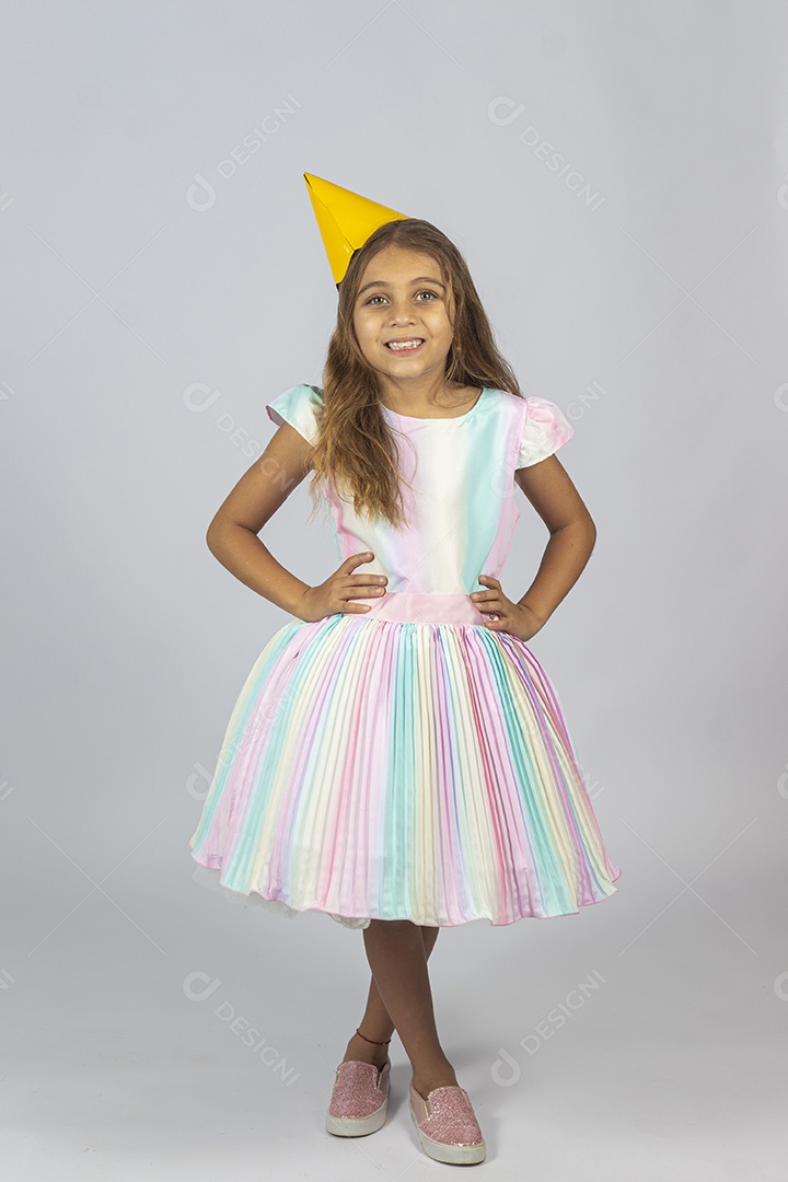 Linda garotinha feliz sobre fundo isolado branco