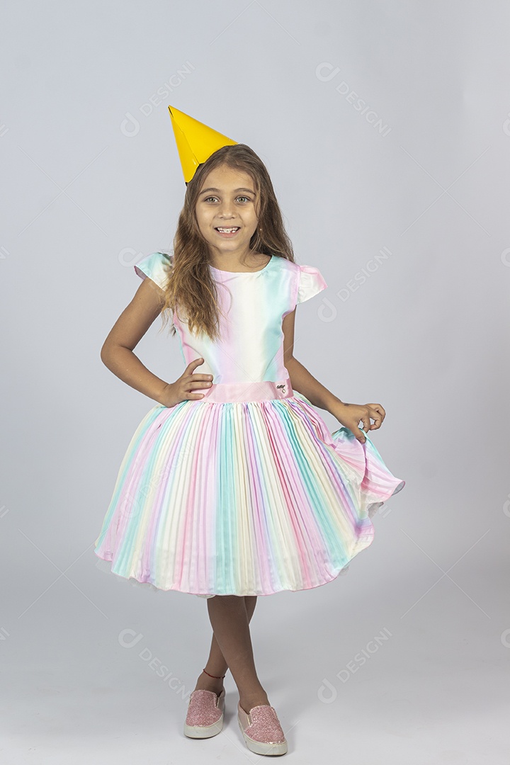 Linda garotinha feliz sobre fundo isolado branco