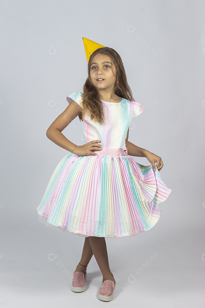 Linda garotinha feliz sobre fundo isolado branco