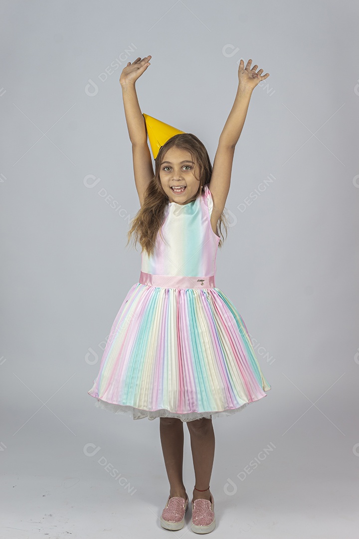 Linda garotinha feliz sobre fundo isolado branco